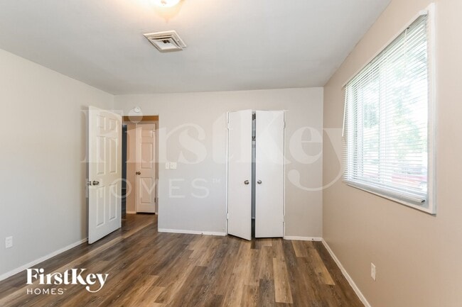 Building Photo - 440 Durwood Dr