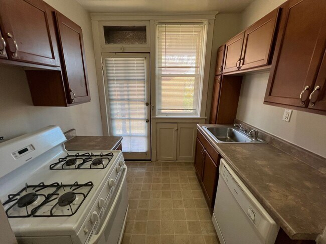 Building Photo - Beautiful 1 Bedroom Apartment in the Demun Neighborhood!