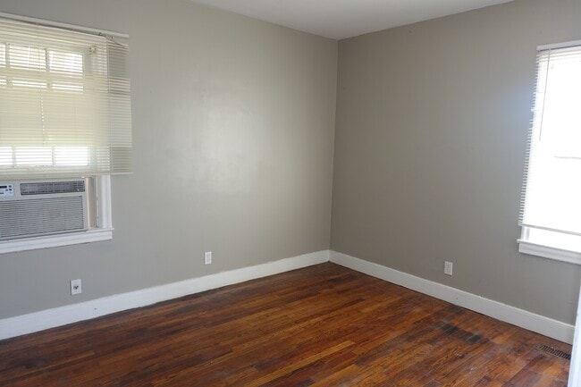 Building Photo - 831 4th Ct W