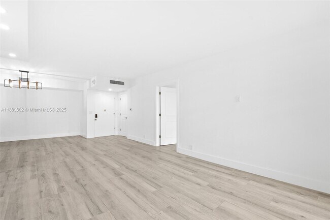 Building Photo - 1121 Crandon Blvd