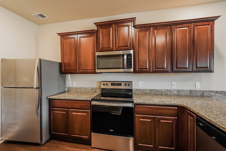 Building Photo - 165 Clover Ln