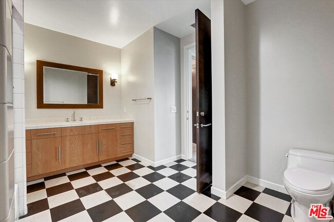 Building Photo - 3850 Rambla Orienta