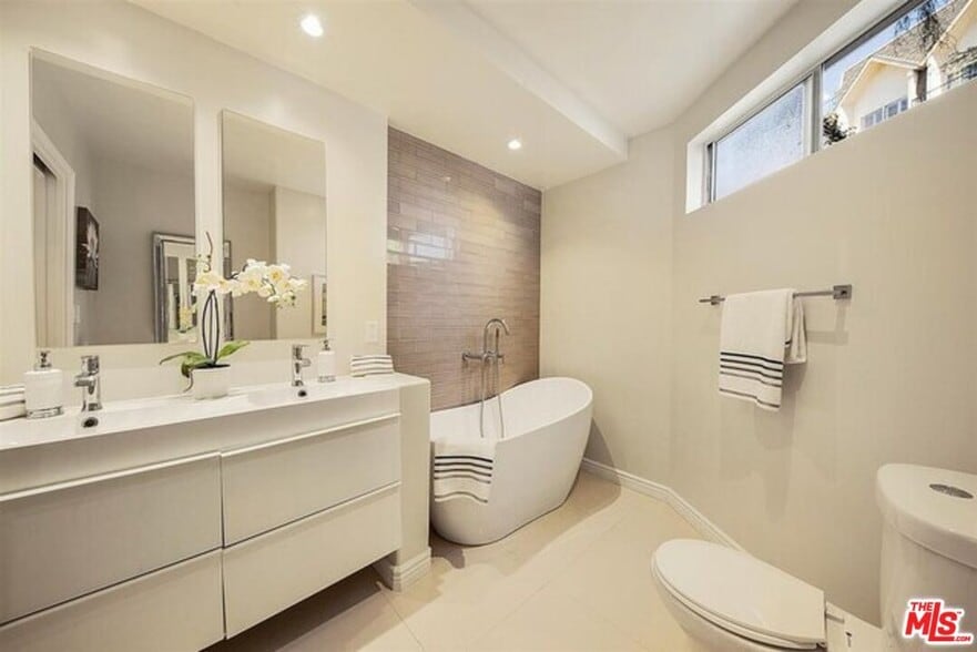 Building Photo - 2345 Roscomare Rd