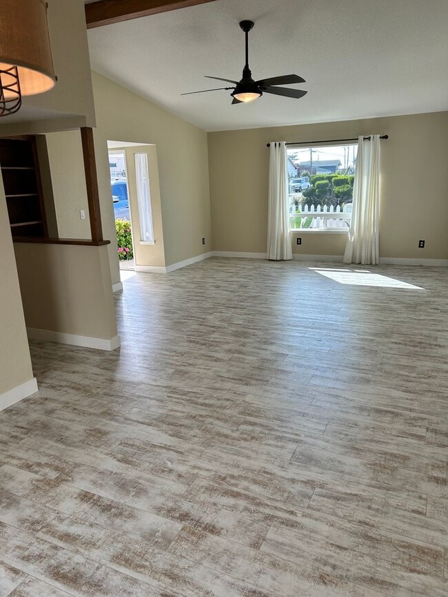 Building Photo - 2 bed 2 bath home two blocks from beach-pet friendly!