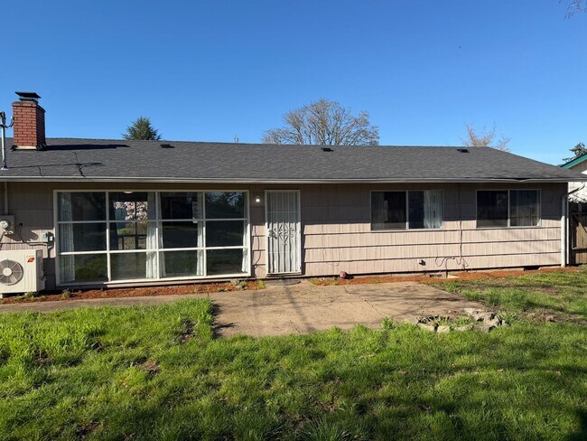 Building Photo - Updated 3 bedroom 1.5 bathroom house in Springfield!