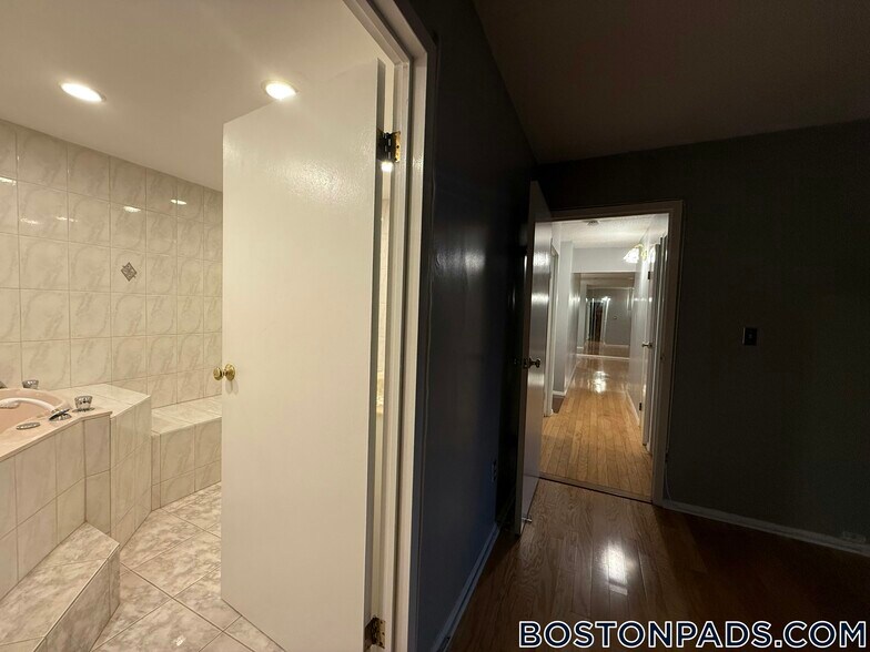 Building Photo - 50 Broadlawn Park