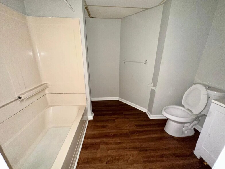 Building Photo - 420 N High St