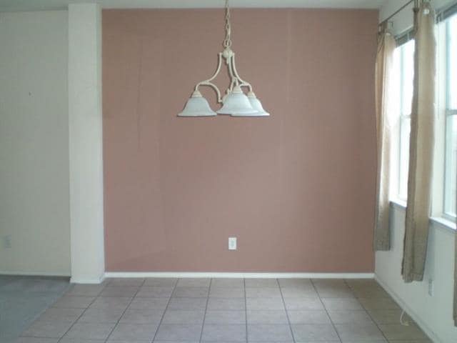 Building Photo - 2213 Willow Dr