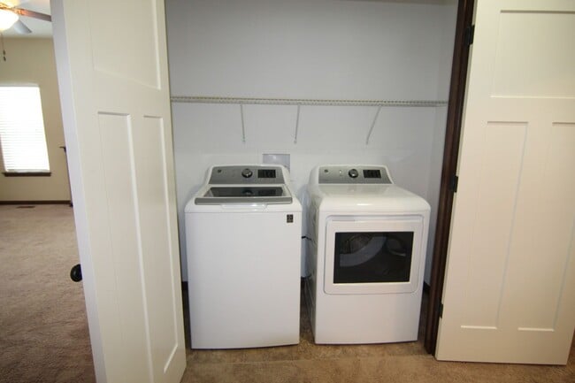 Building Photo - 4 Bedroom, 3 bath close to University