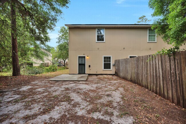 Building Photo - NEWLY RENOVATED 3 BEDROOM 2.5 BATHS TOWNHO...