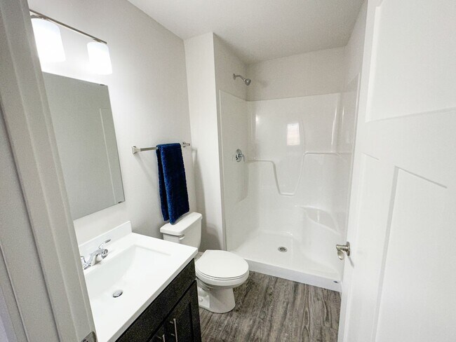 Building Photo - 2 Bed / 2.5 Bath Townhome for rent in Cottage Grove!