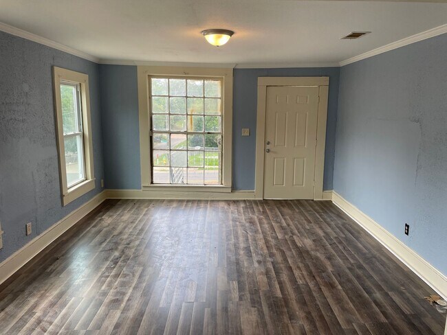 Building Photo - Huge Remodeled 3 Bed, 1 Bath Home