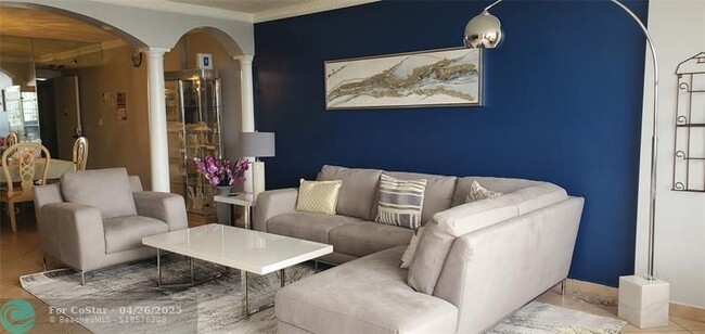 Building Photo - 3725 S Ocean Dr