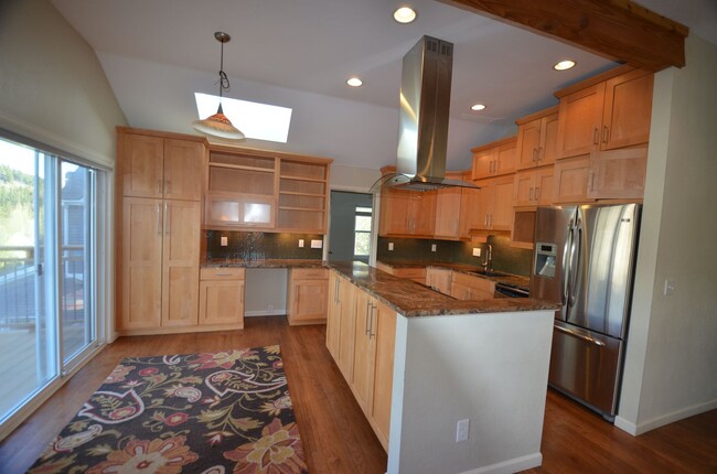 Building Photo - Great Location, Walk to Everything! Update...