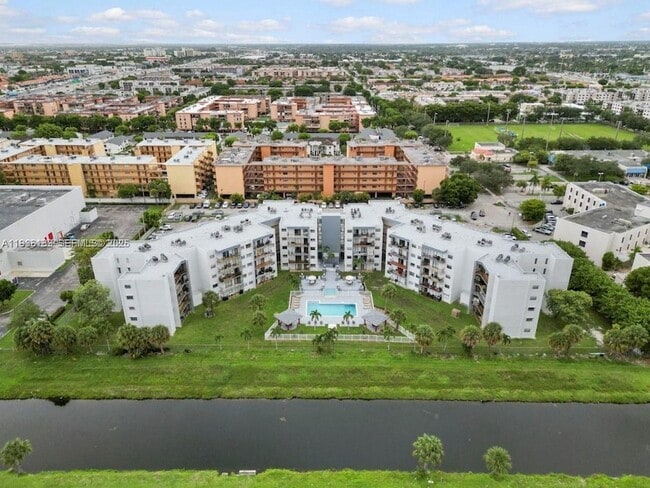 Building Photo - 1820 W 53rd St