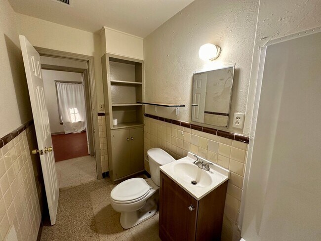 Building Photo - 1517/1519 Maple Drive