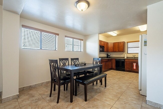 Building Photo - 928 E 6th St