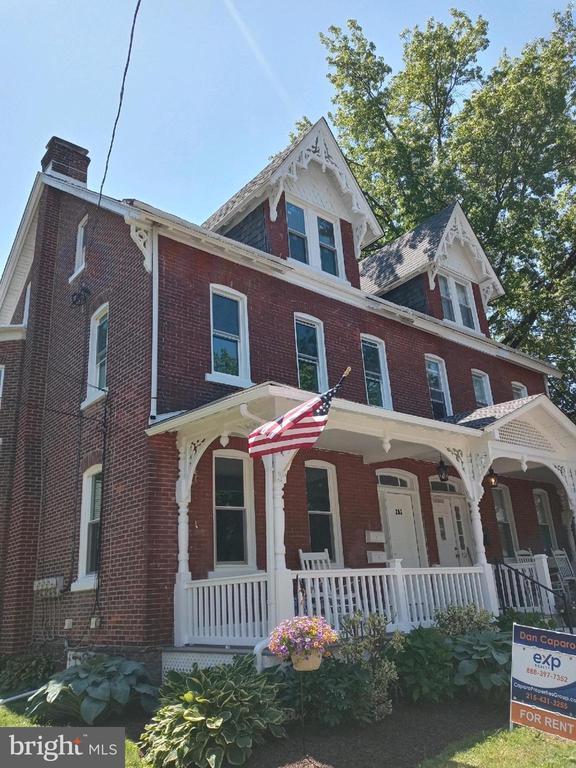 Building Photo - 203 SCHOOL St