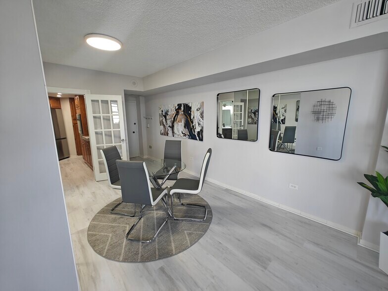 Building Photo - 801 Brickell Bay Dr