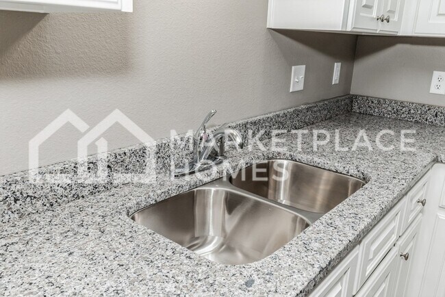 Building Photo - 417 W 20th St