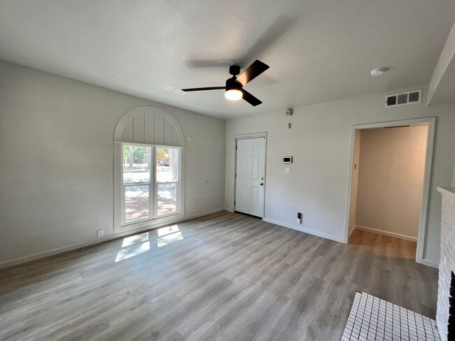 Building Photo - Charming 2 Bedroom, 1 Bathroom Home - Refreshed Interior