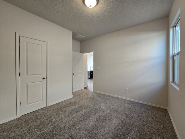 Building Photo - 3850 Chitalpa