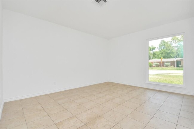 Building Photo - 10951 Shadow Wood Dr