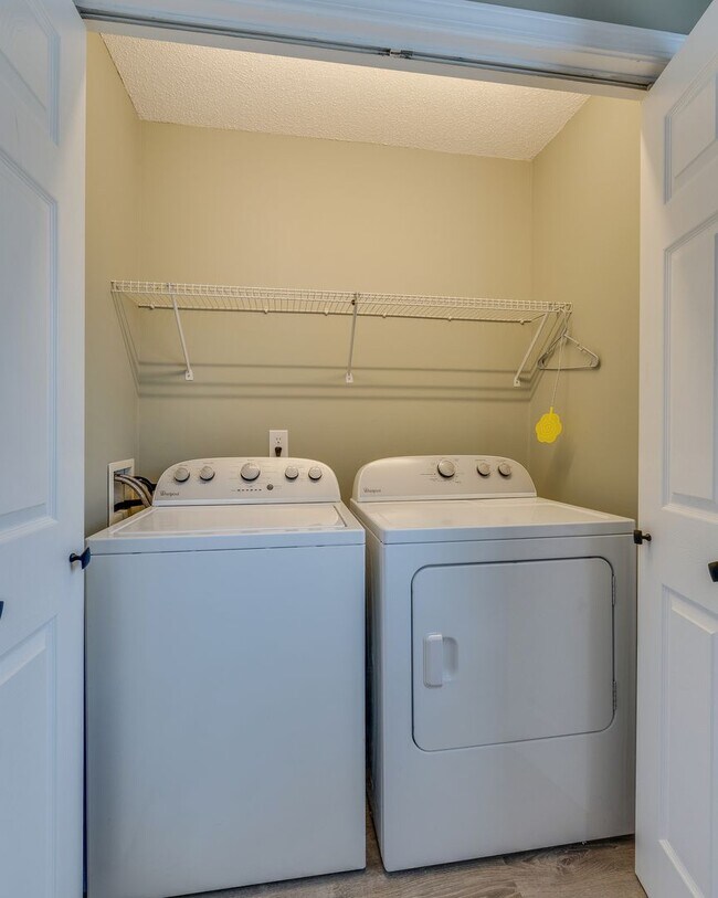 Building Photo - 2 br/ 1.5 bath condo Johnson City