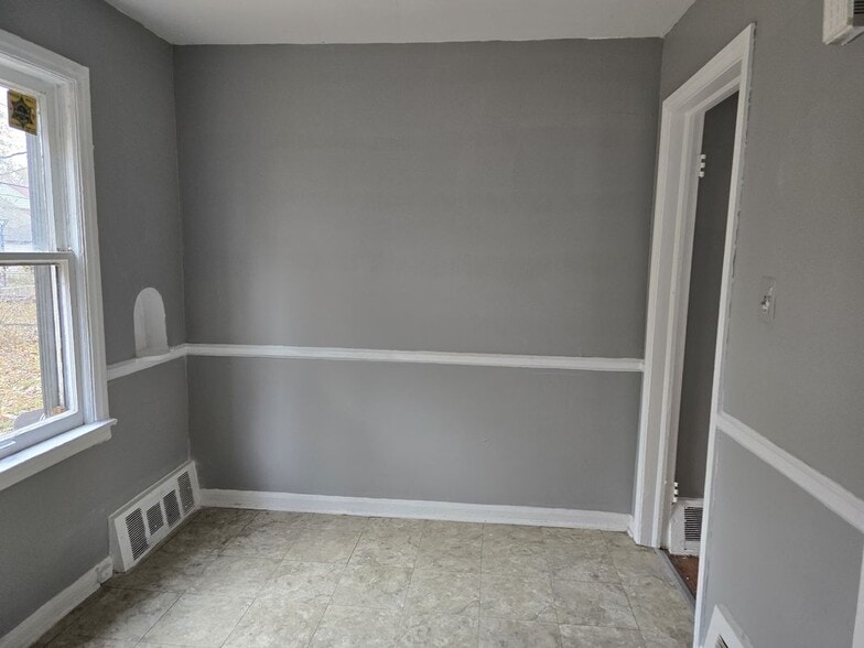 Building Photo - 8239 Manor