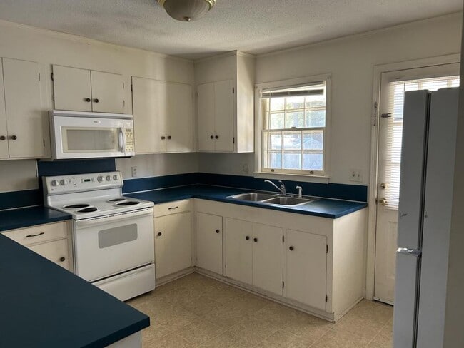 Building Photo - 608 Plum Dr