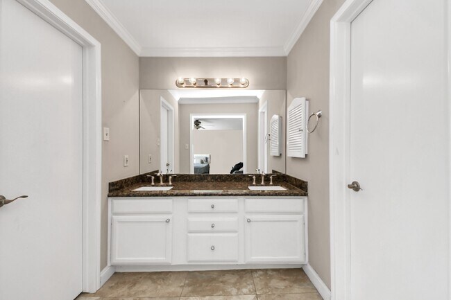 Building Photo - 1112 Bering Dr