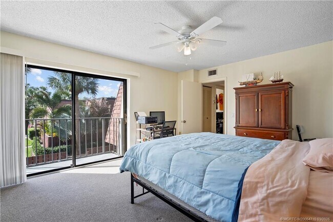 Building Photo - 2992 SW Sunset Trace Cir