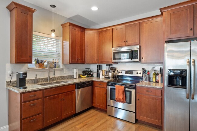 Building Photo - Stunning 4-bedroom, 2.5-bathroom rental of...