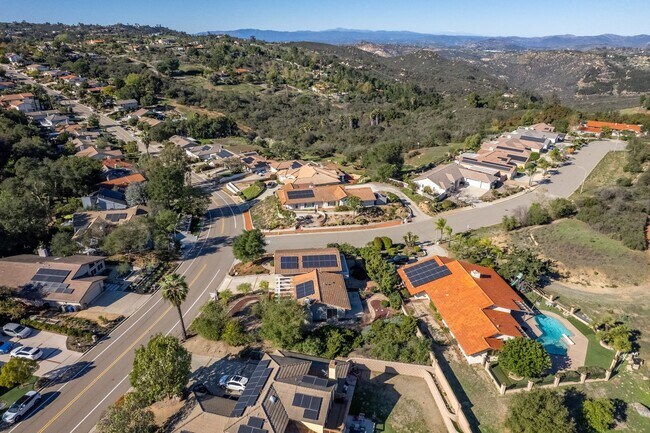 Building Photo - 11000 Meadow Glen Way E