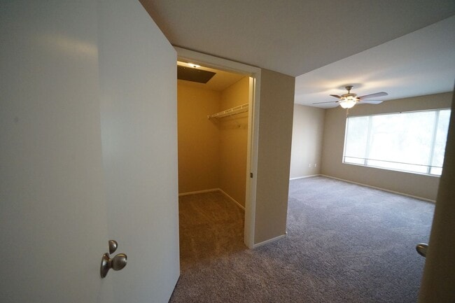 Building Photo - Beautiful 2 bed 2 bath upstairs unit in gated community.