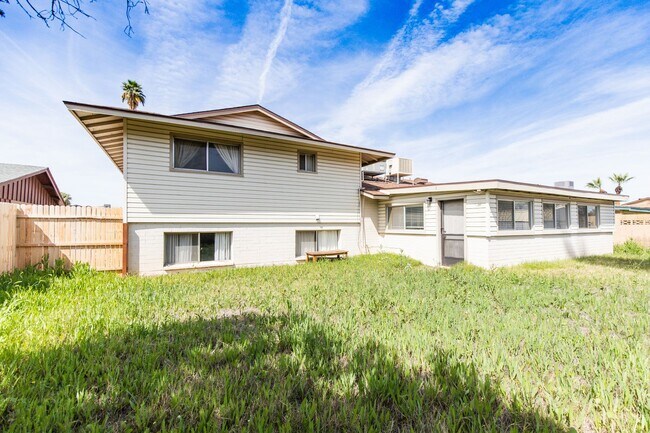 Building Photo - 6 Bedroom 3.5 Bathroom Tri-Level Home In Tempe close to ASU