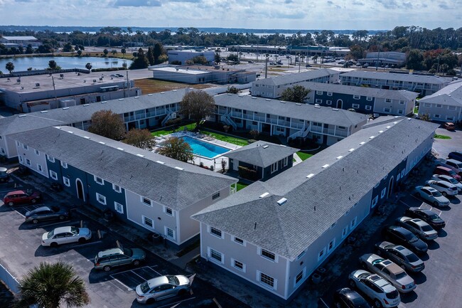 Building Photo - 2 Bed/1.5 Baths, 2nd Floor Condo at Palms of Mt. Dora AVAILABLE NOW!