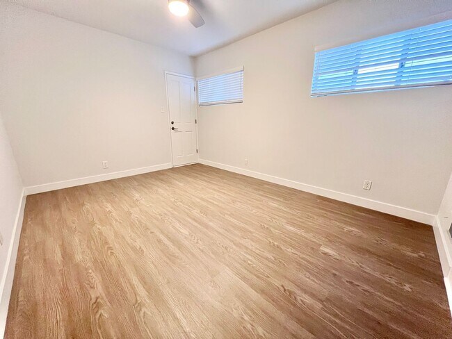 Building Photo - Modern 2 Bedroom Peninsula Gem Steps from the Shore