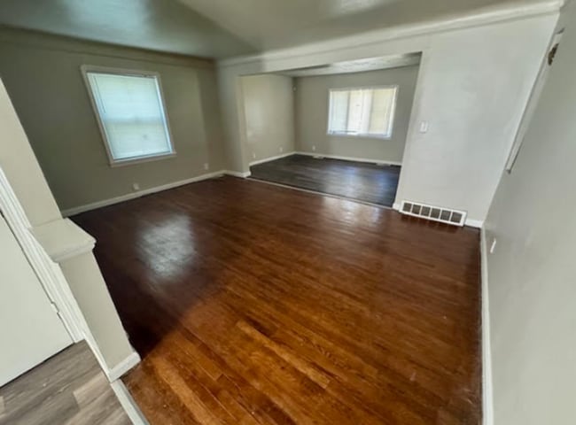 Building Photo - Single Family Home 3 beds 2 bath Available Now!