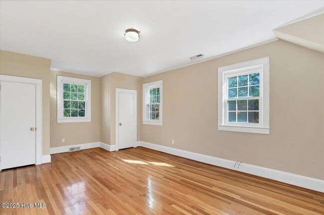 Building Photo - 300 Dogwood Ln