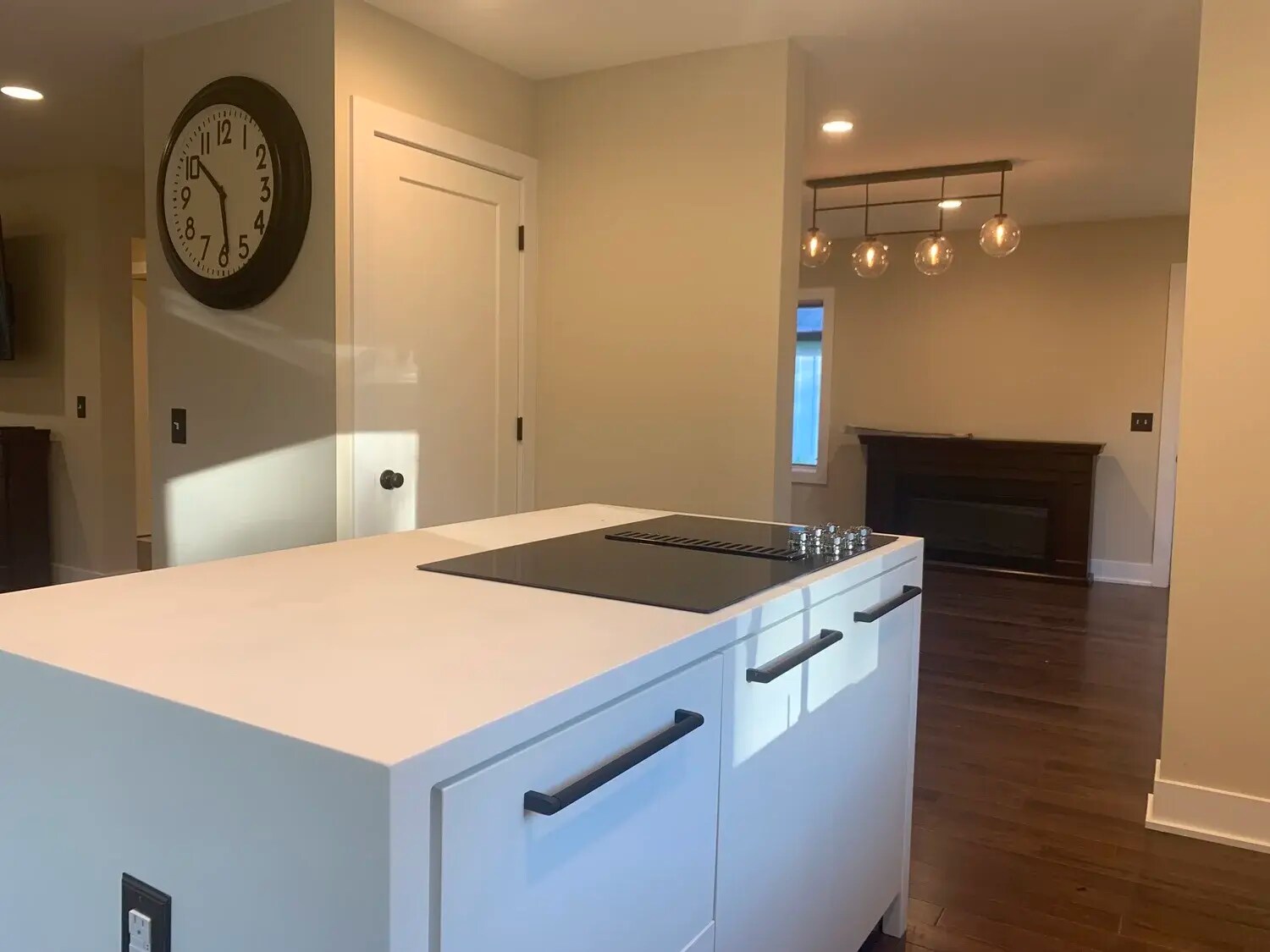 Building Photo - 702 E Maxwell Ln