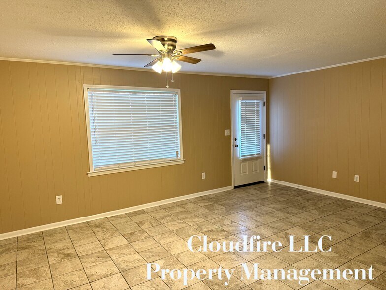 Building Photo - 213 James Cir