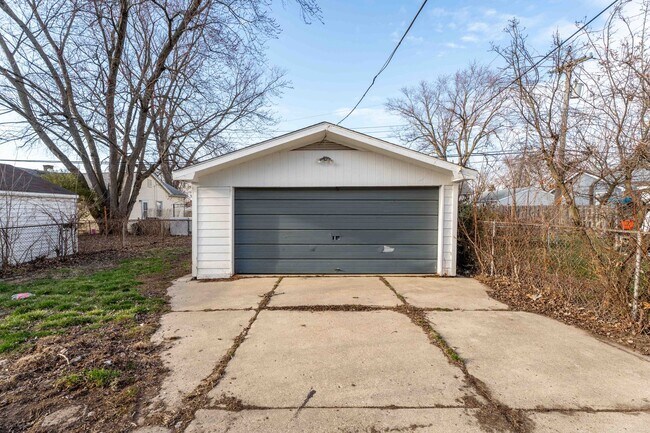 Building Photo - 14921 Myola Ave