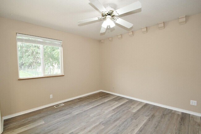 Building Photo - Clean & Move-In Ready Single-Level Home
