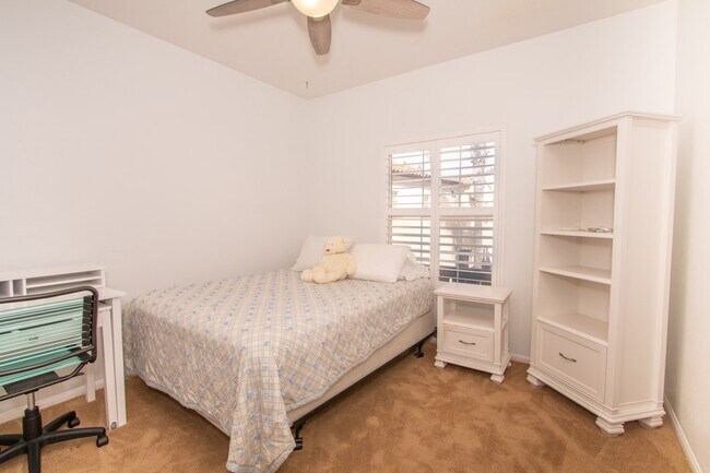 Building Photo - Beautiful 2 Bedroom / 2 Bath Condo in Desi...
