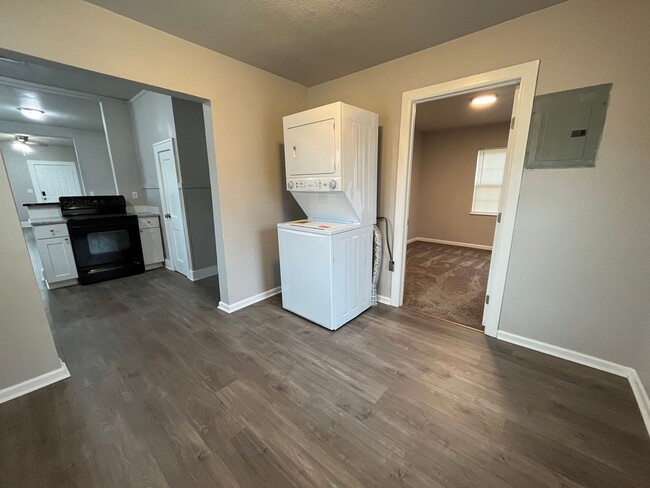 Building Photo - 3 bedroom 2 bath!