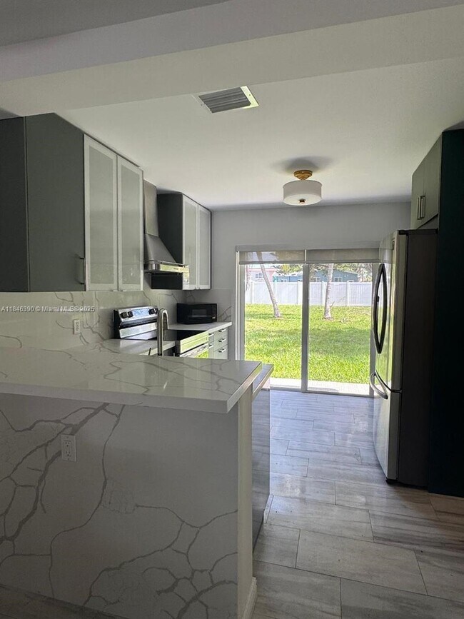 Building Photo - 2 bedroom in Hollywood FL 33020