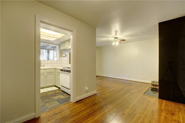 Building Photo - 910 E 32nd St
