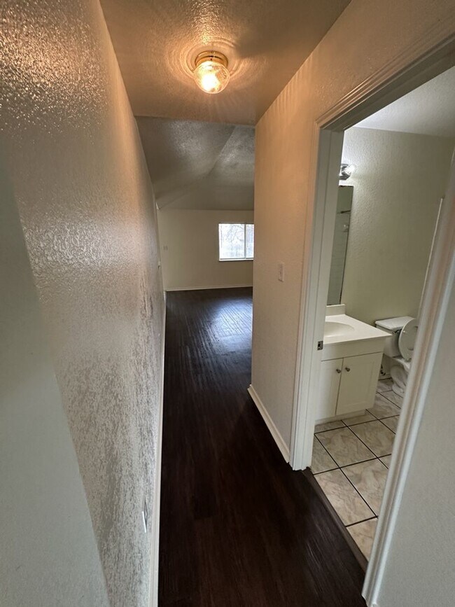 Building Photo - 4 Bed 2 Bath Available Now!