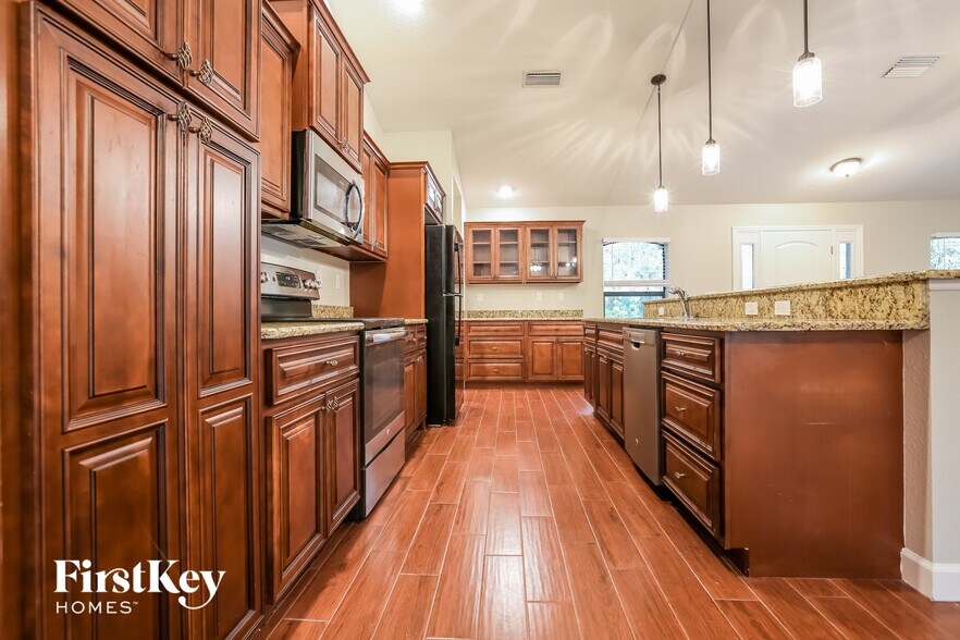 Building Photo - 2267 Kamsler Ave